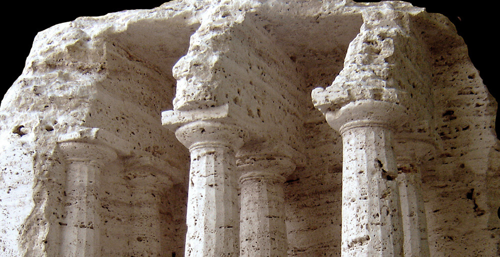 space_with_doric_columns